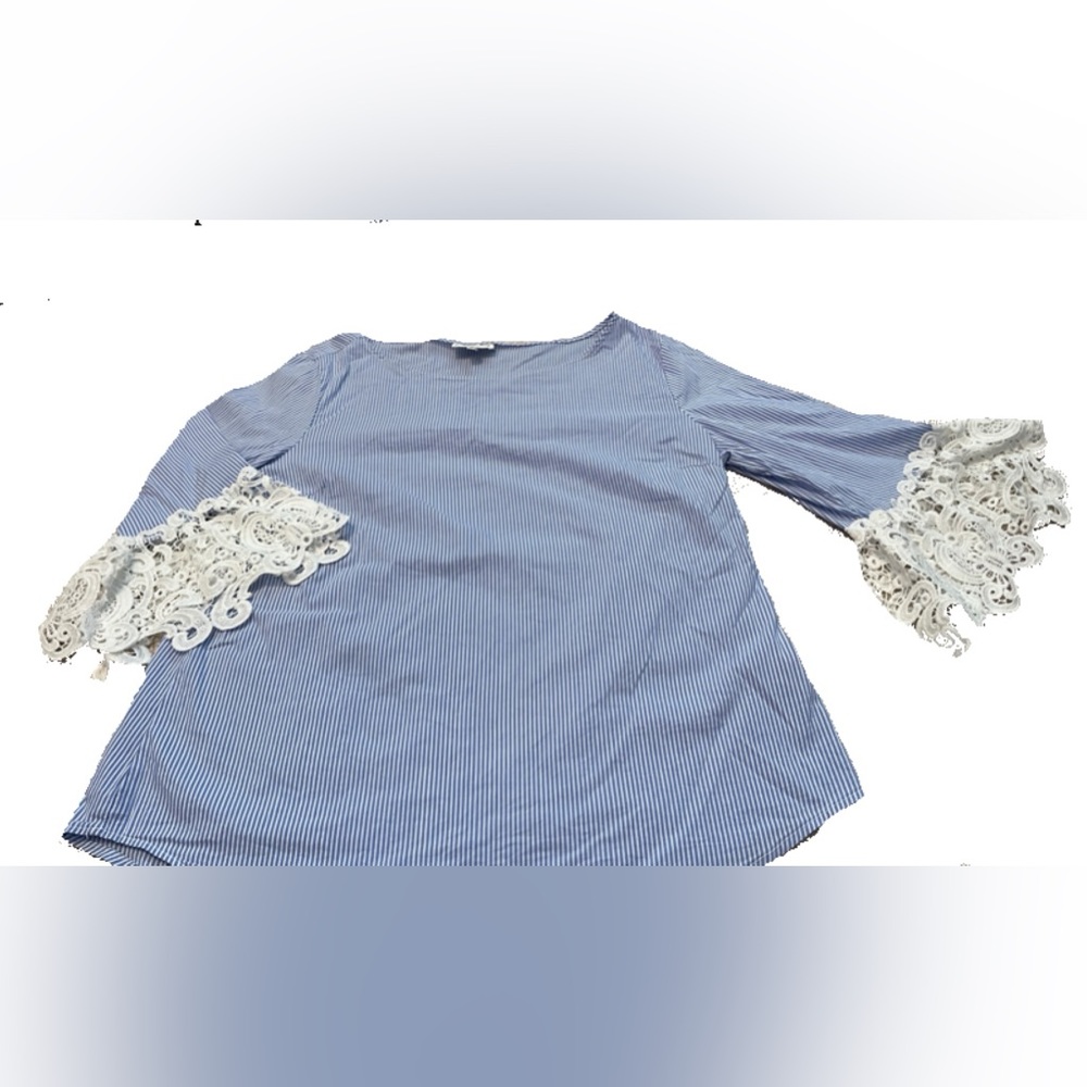 EUC. Women’s Blue & White Striped Blouse w/ Floral Lace Detail on Sleeves.Large.